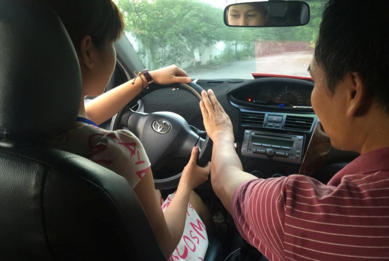 Giảng viên bổ túc tay lái 1:1 cho học viên
