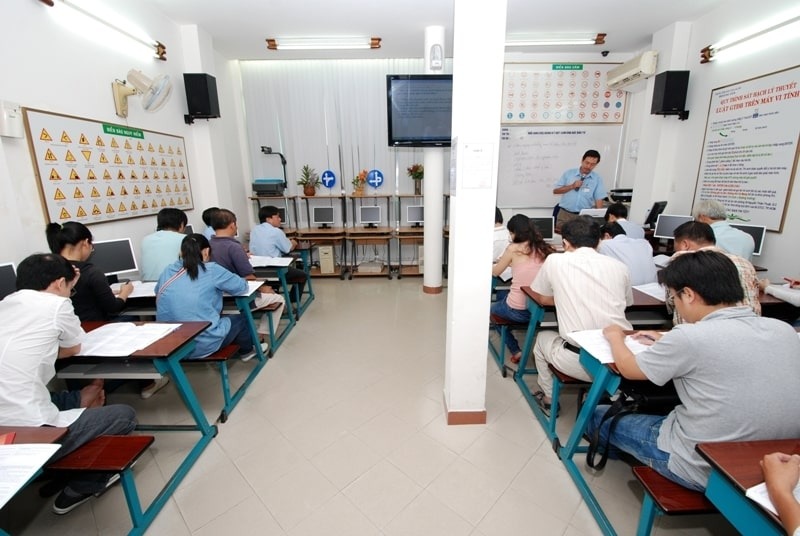 Học viên học lí thuyết tại trung tâm Thành Đạt