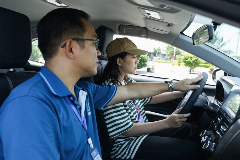 Bổ túc tay lái cho học viên trên đường