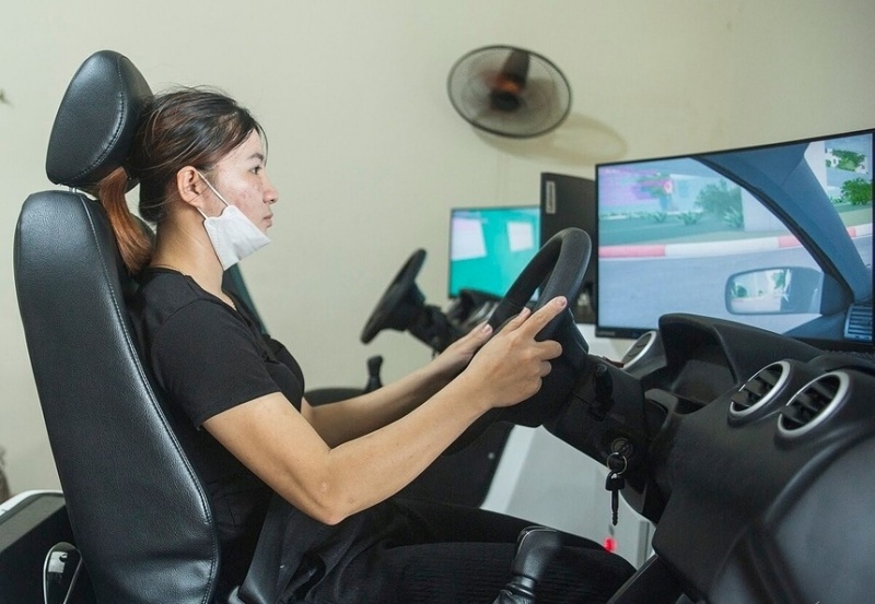 Học viên học lái xe trên cabin mô phỏng