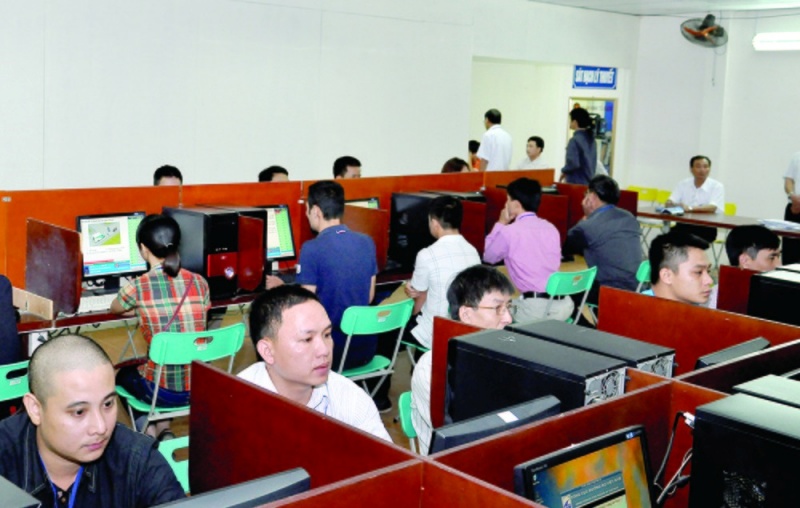Học viên đang thi lý thuyết bằng B tại tủng tâm