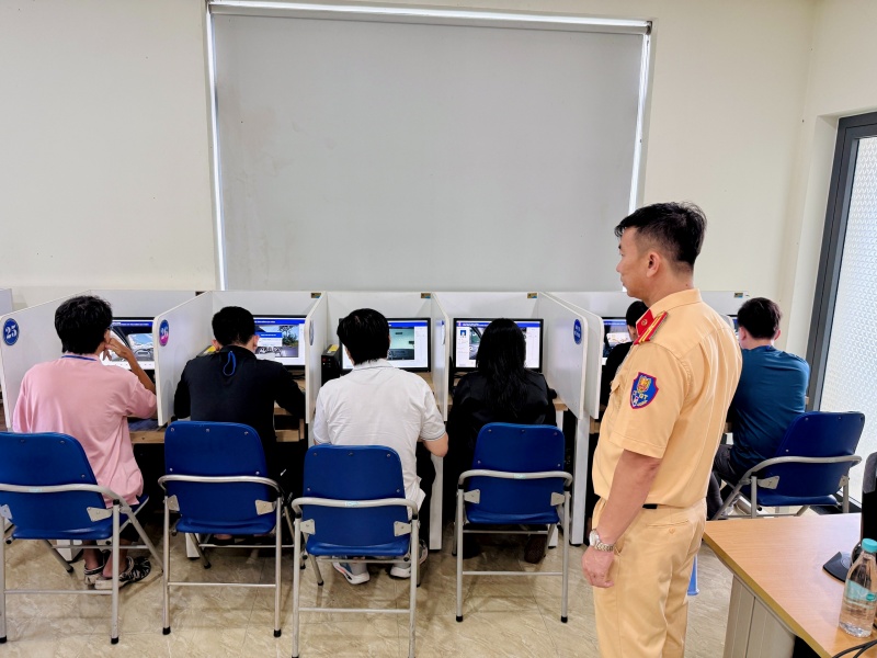 Học viên đang trong bài thi lý thuyết bằng lái xe hạng B