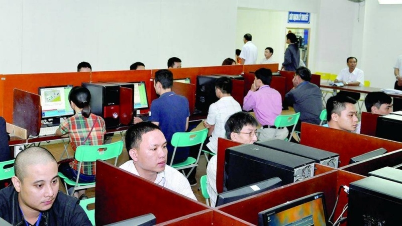 Học viên thi lí thuyết hạng c trên máy tính
