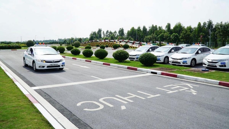 Nên học bằng lái ô tô hạng B hay hạng C?
