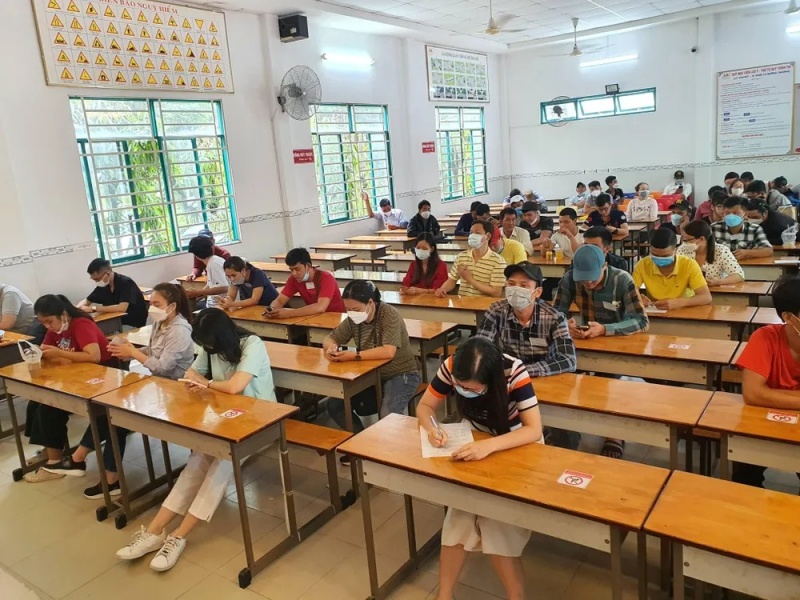 Các học viên được đơn vị tổ chức hướng dẫn và gọi tên vào phòng thi.