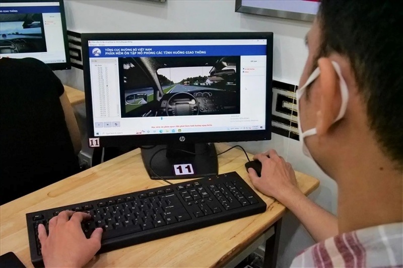 Học viên thực hiện sát hạch trên phần mềm mô phỏng các tình huống lái xe