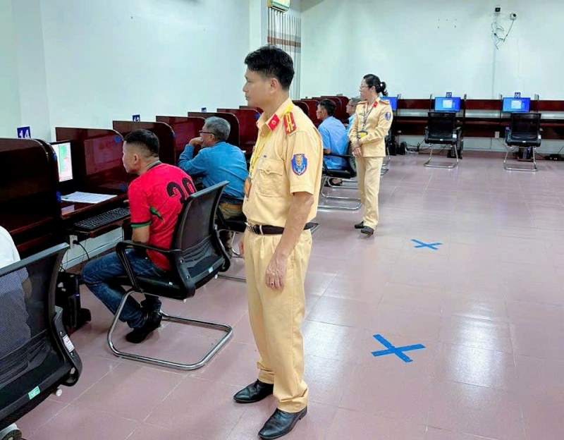 Các học viên nghiêm túc thực hiện phần thi của mình
