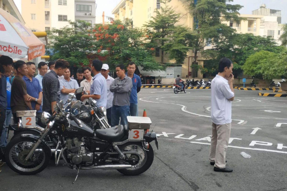 Thí sinh chuẩn bị sẵn sàng trước khi bước vào phần thi thực hành mô tô