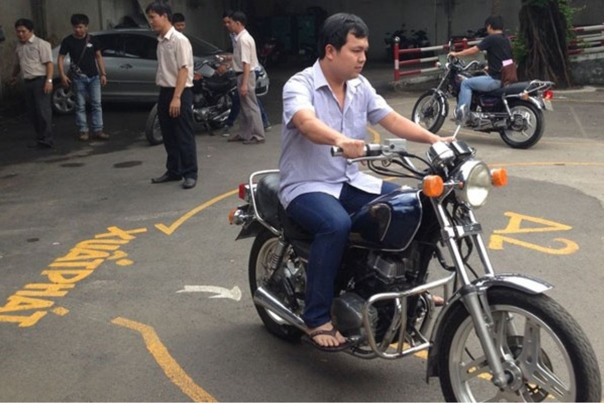 Học viên điều khiển mô tô vào vòng số 8