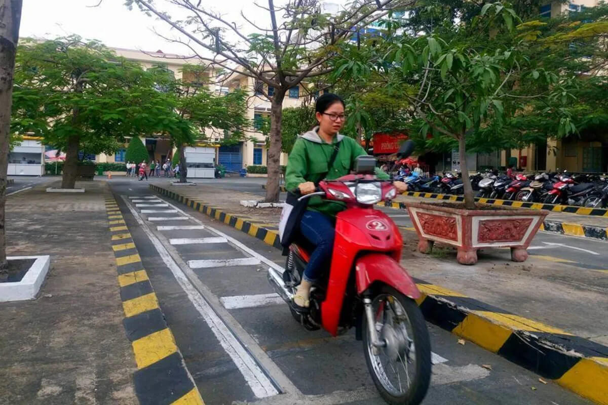 Luyện tập lái xe máy trên sân thi sát hạch A1