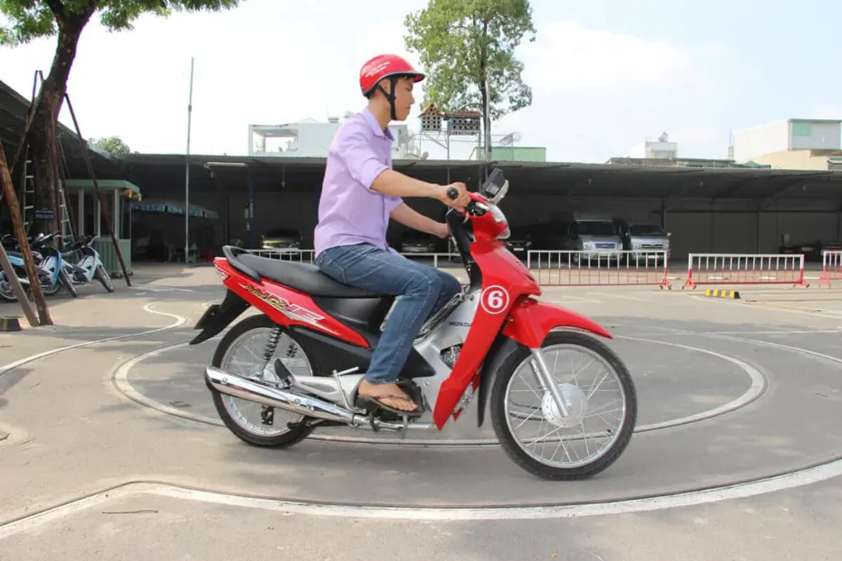 Luyện kỹ năng lái xe máy vòng số 8