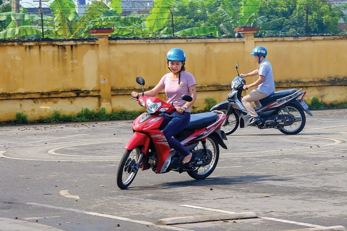 Học viên thực hành lái xe qua vòng số 8