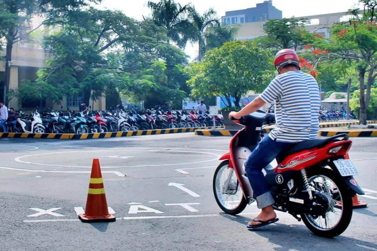 Thí sinh chuẩn bị xe trước khi bước vào phần thi thực hành A1