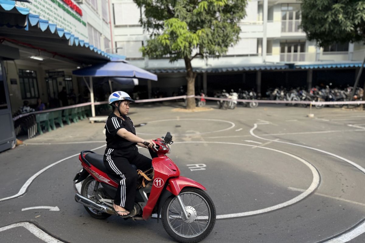 Học viên tập luyện trước kỳ thi bằng lái xe A1