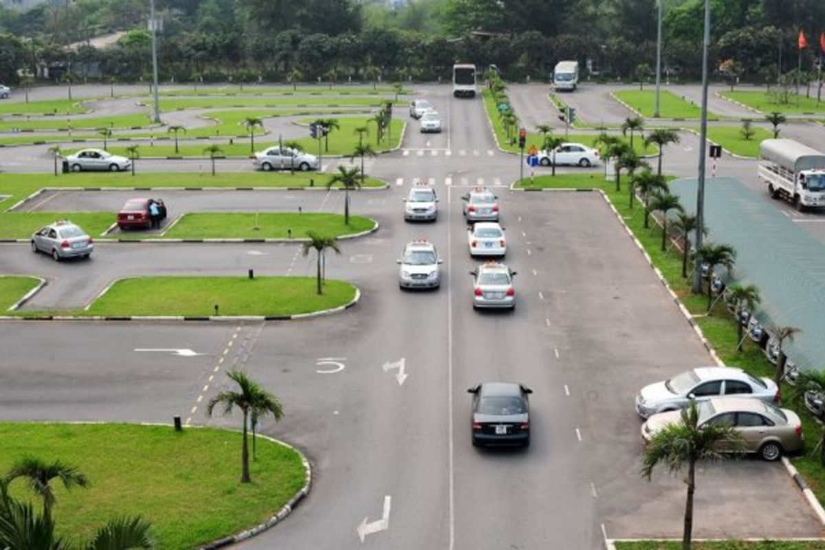 Học viên tập lái xe số tự động trước kỳ thi bằng B