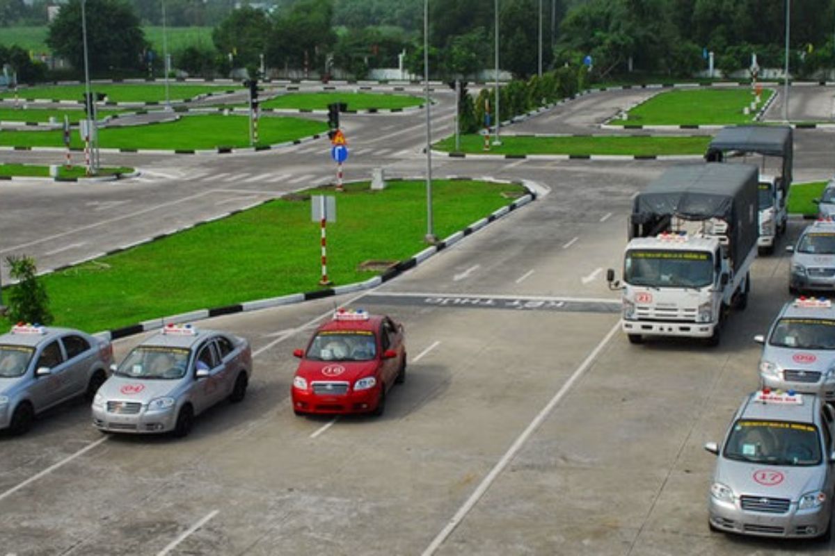 Thí sinh tự tin hoàn thành phần thi lái xe trong hình