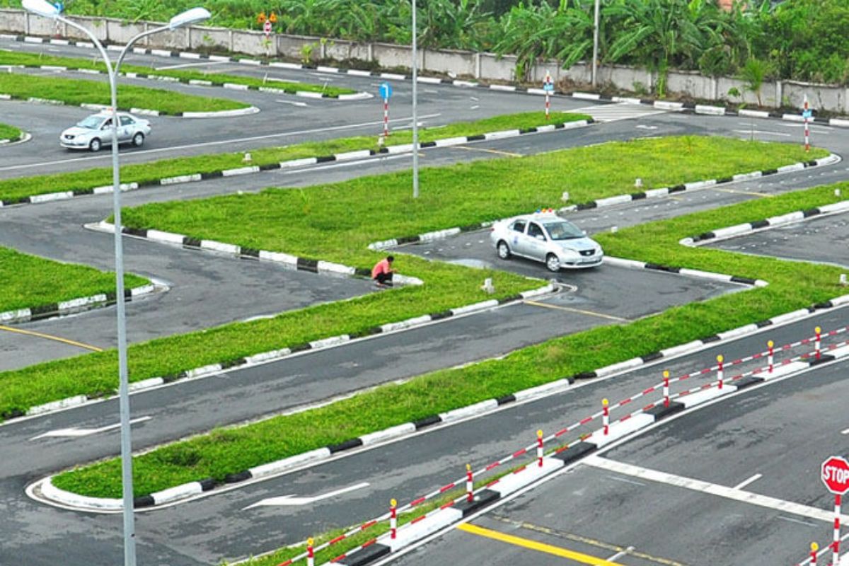Thi sa hình bằng B số tự động