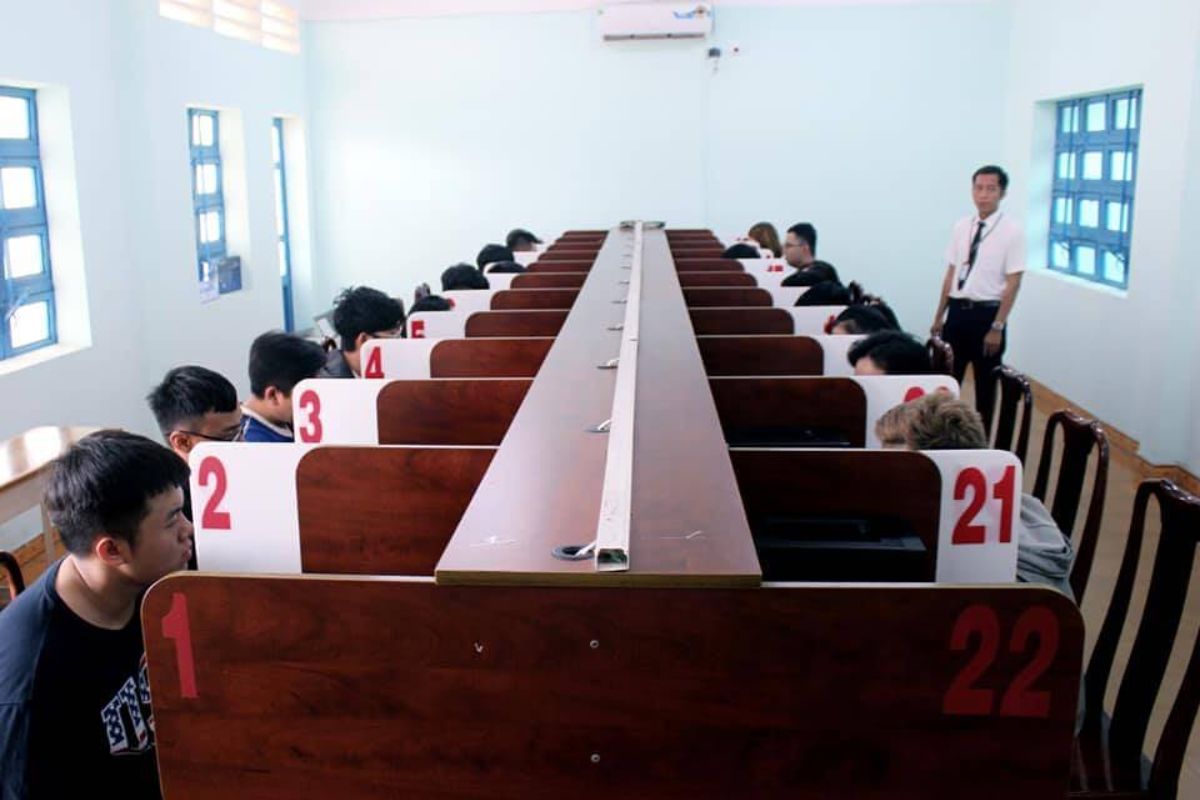 Học viên đang thi phần lý thuyết