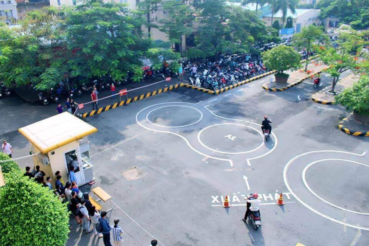 Học viên thực hành bài thi vòng số 8 bằng xe máy A1