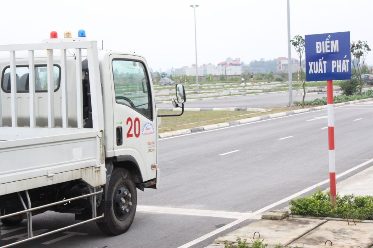 Học viên khởi động xe trước khi bắt đầu phần thi thực hành