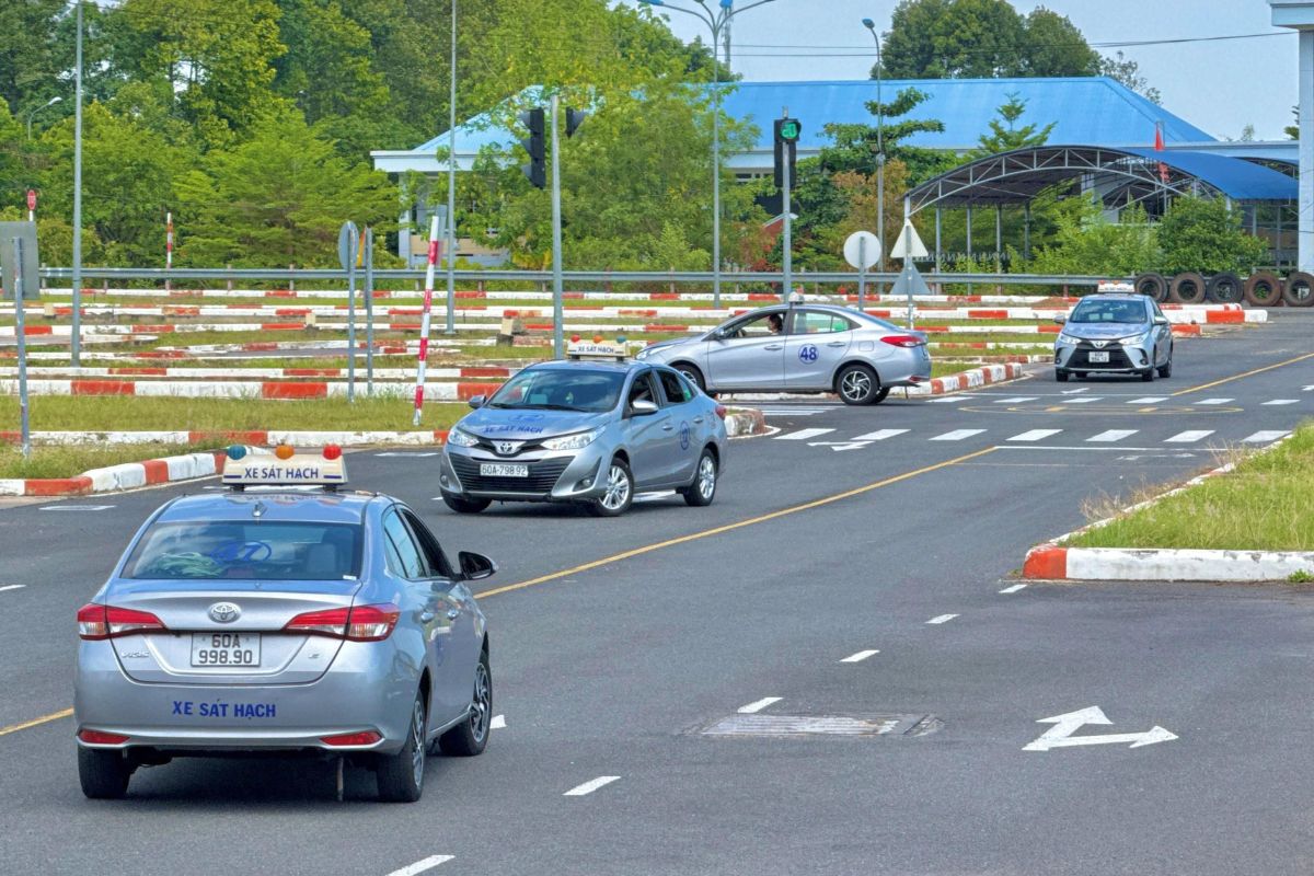 Cảnh thi thực hành sa hình lái xe ô tô tại sân sát hạch