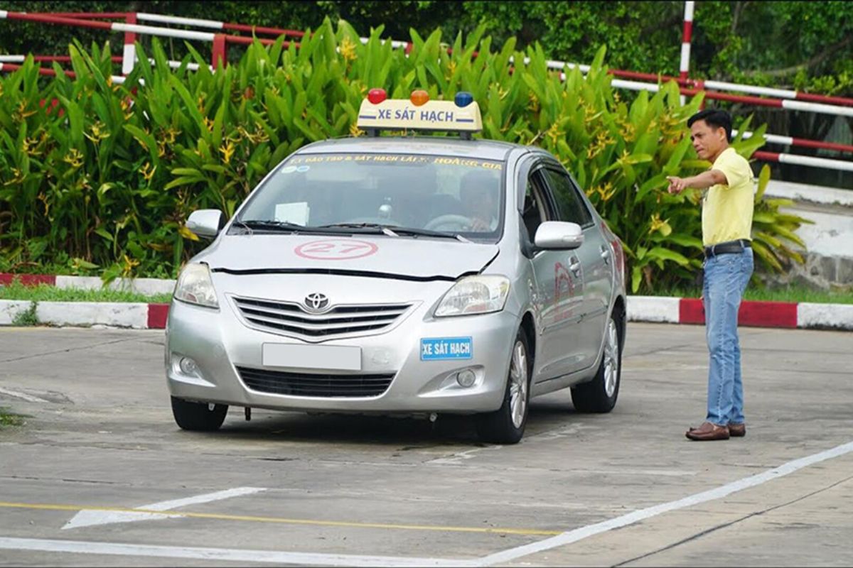 Giám khảo và thí sinh trao đổi sau buổi thi bằng lái xe