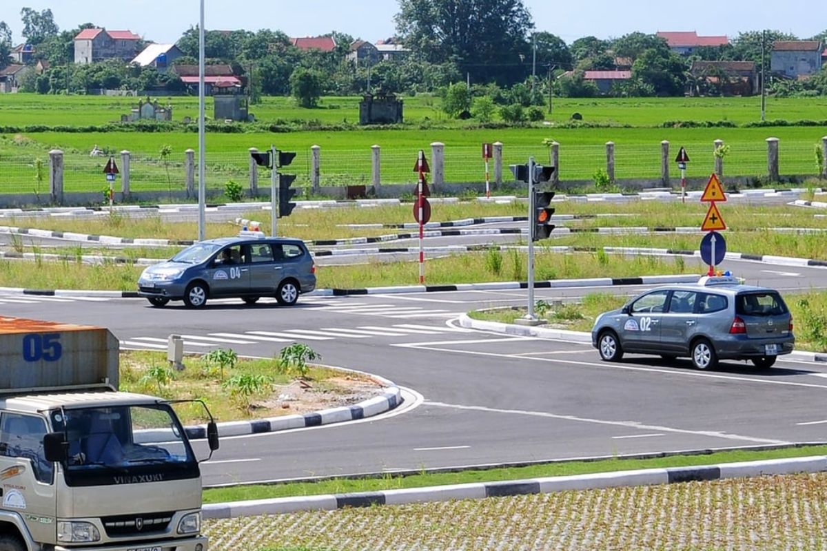 Thí sinh kiểm tra xe trước khi vào phần thi