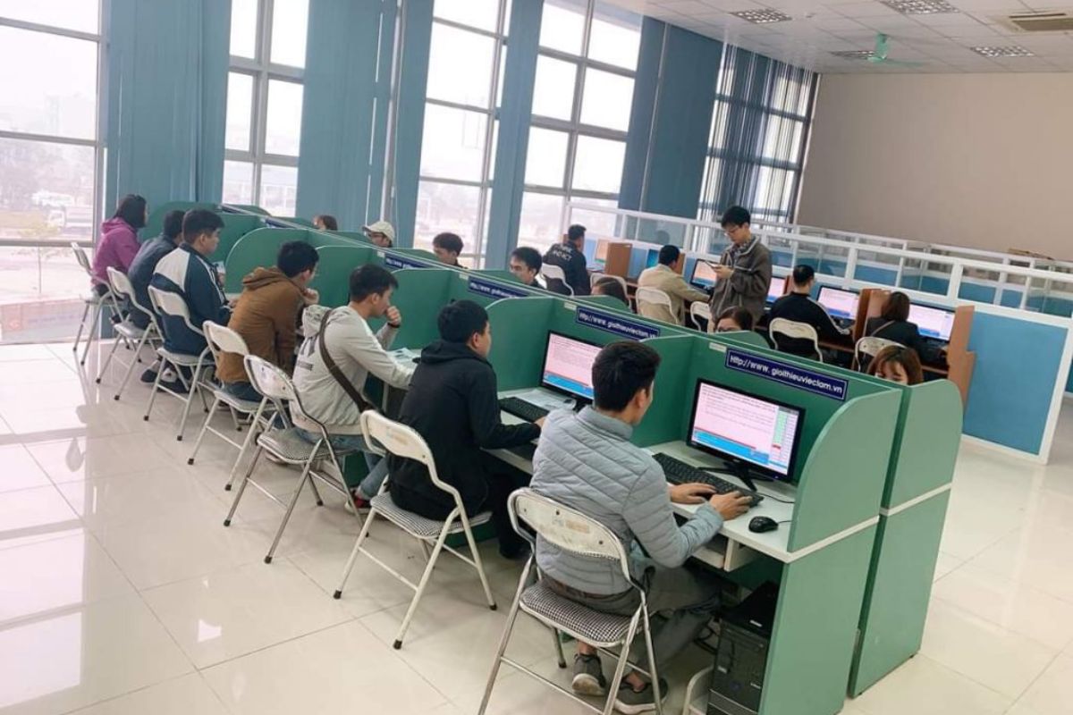 Thí sinh làm bài thi lý thuyết trên máy tính.