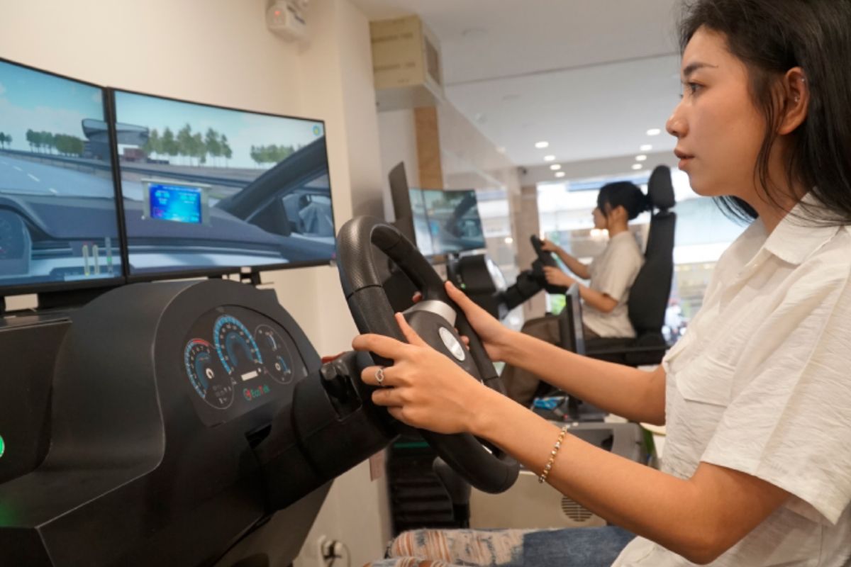 Học viên thực hành trên cabin mô phỏng lái xe.