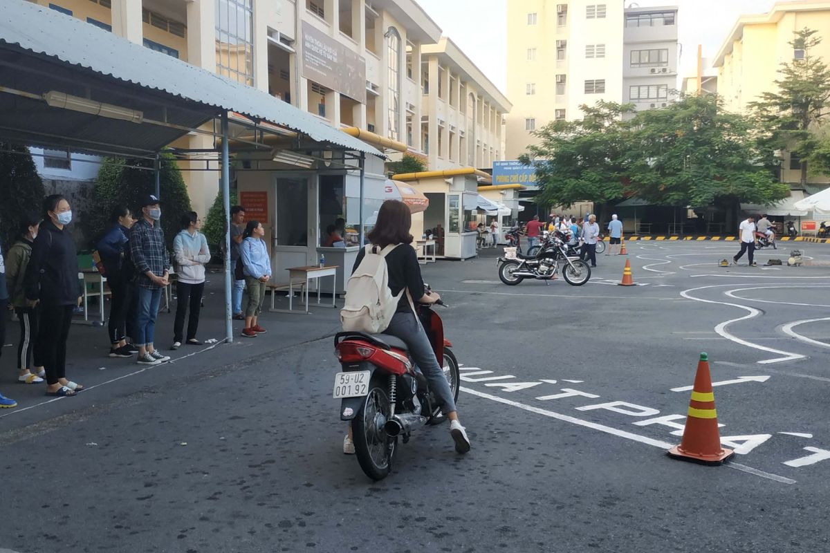 Học viên luyện tập xe mô tô hai bánh trước khi bước vào bài thi thực hành
