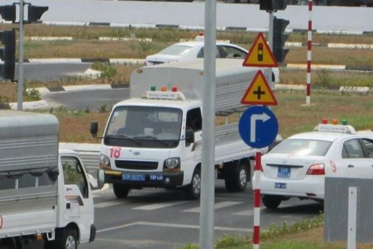 Xe tập lái hạng C được trang bị cảm biến và thiết bị chấm điểm tự động