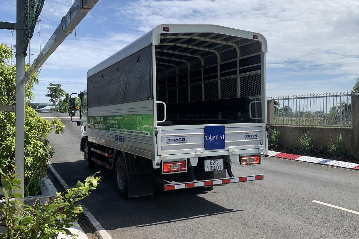 Thí sinh thực hành bài thi sa hình trong kỳ thi sát hạch bằng lái xe hạng C