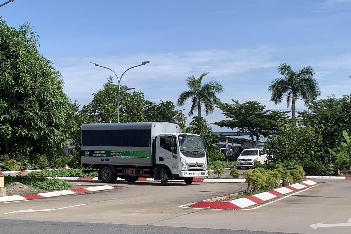 Học viên Thành Đạt tự tin hoàn thành bài thi lái xe hạng C trong sân sát hạch chuẩn