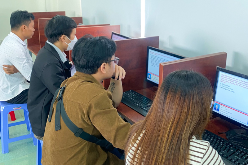 Học viên đang chăm chú thi phần lý thuyết