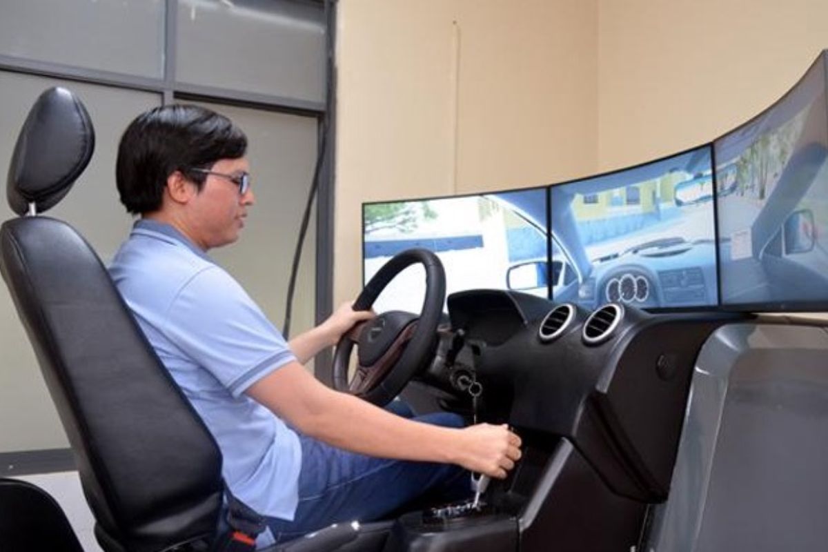 Thí sinh đang tiến hành thi phần mô phỏng trên máy