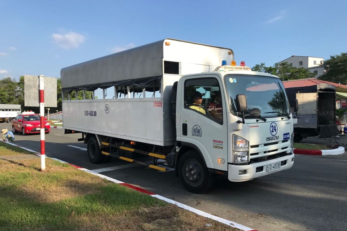 Học viên thực hành lái xe tải hạng C tại sân thi