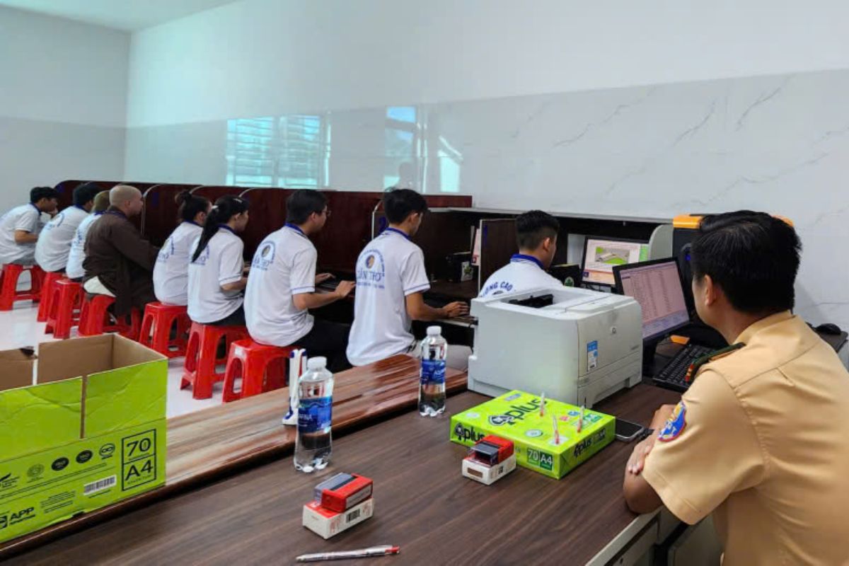 Thí sinh thi phần lý thuyết trên máy tính