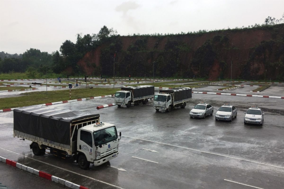 Học viên thực hành sa hình trong kỳ thi sát hạch