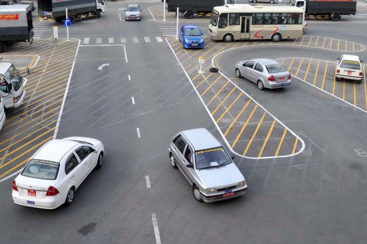 Tập xe tại sân tập