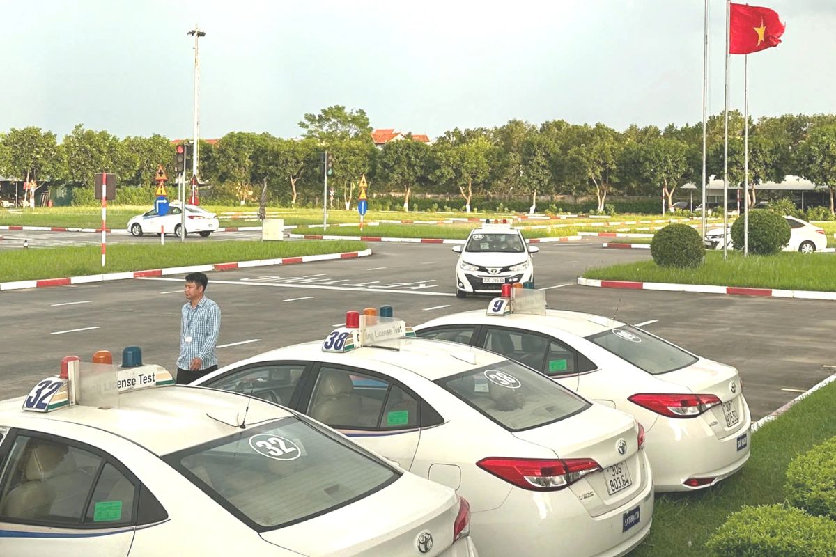 Khung cảnh tập lái xe của các thí sinh tại trung tâm