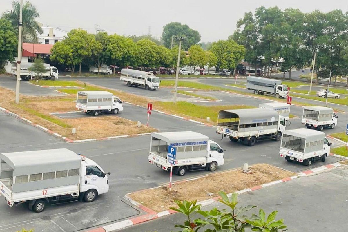 Các thí sinh đang chuẩn bị thi thực hành bằng lái hạng C1