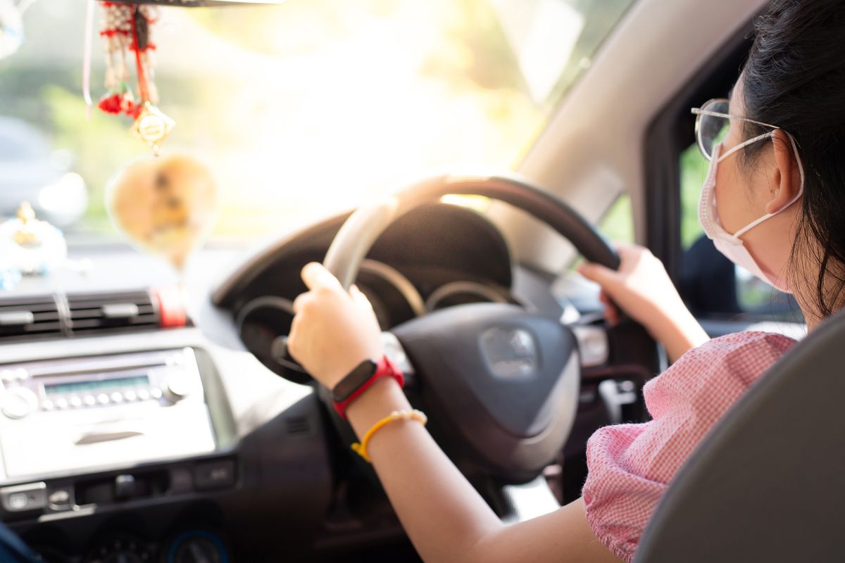 Học viên đang lái xe theo chỉ dẫn của giáo viên hướng dẫn