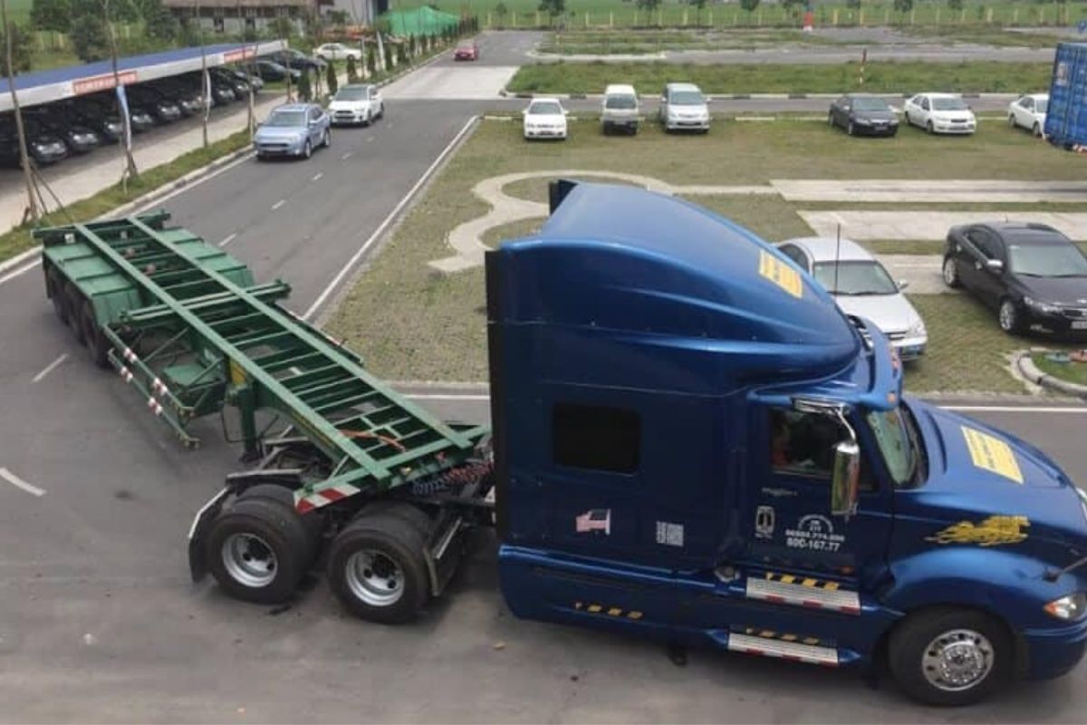 Lái xe đầu kéo cần bằng gì?