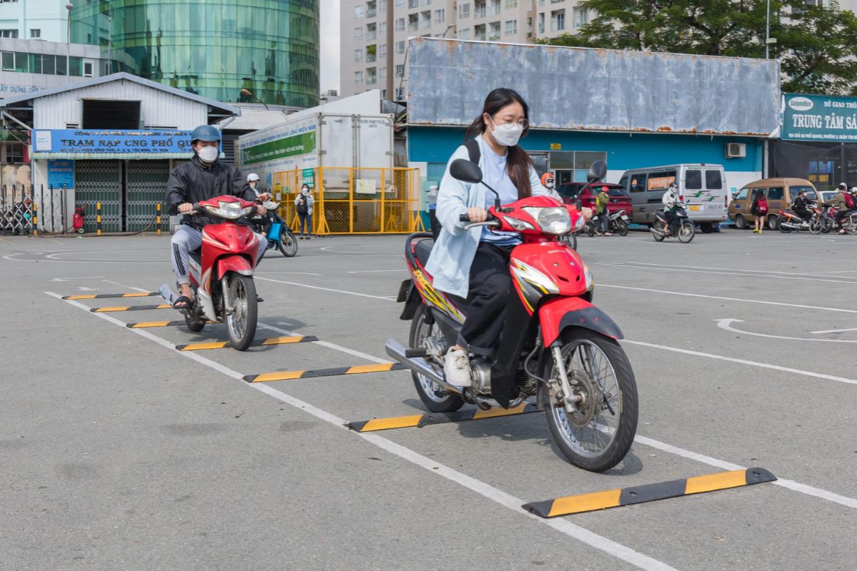 Thí sinh đang tập lái xe hạng A1 chuẩn bị cho kì thi