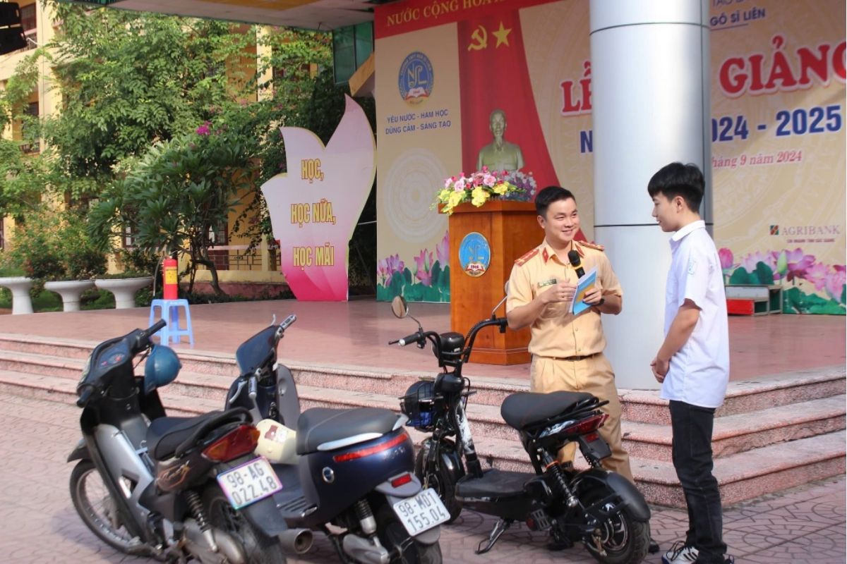 Công an đang phổ cập kiến thức lái xe cho học sinh
